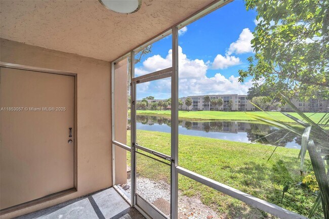 Building Photo - 9431 Live Oak Pl