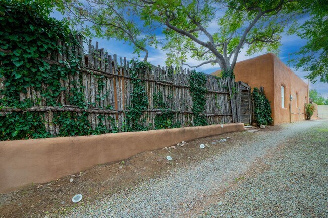 Building Photo - 1115 Agua Fria St