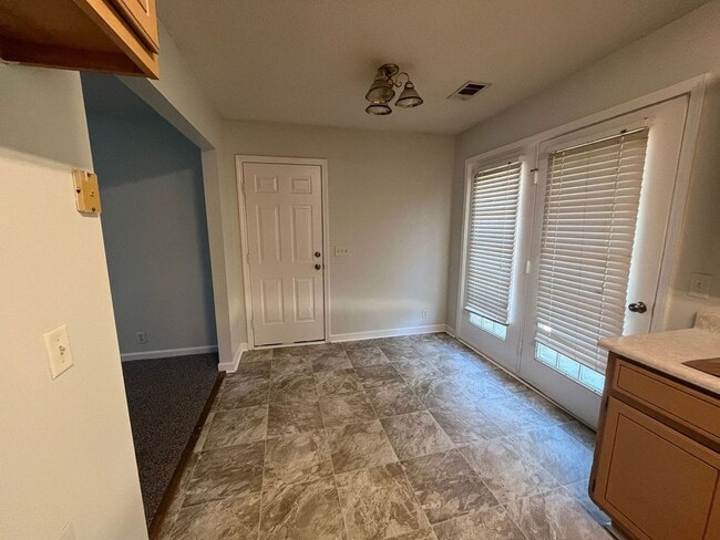 Building Photo - Quiet Neighborhood!