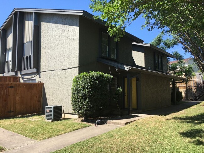 Primary Photo - Great 2 Bed/ 1 Bath With Easy Access to 18...