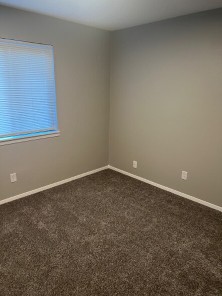 Building Photo - 615 S Mt Carmel St