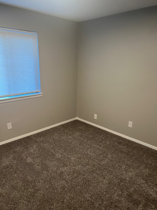 Building Photo - 615 S Mt Carmel St