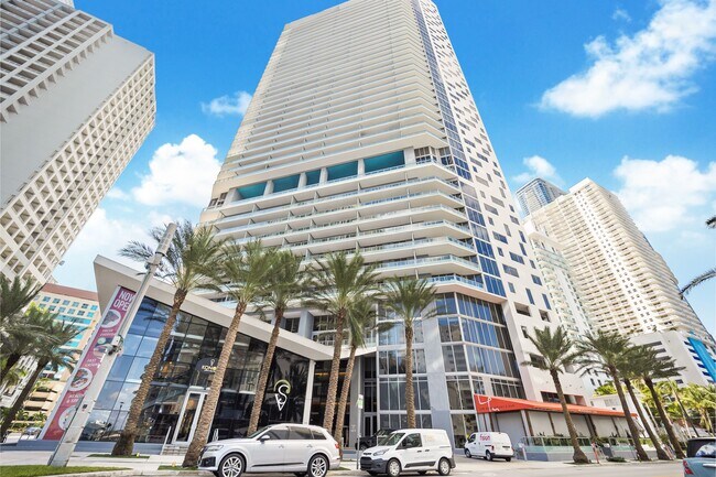 Building Photo - 1300 Brickell Bay Dr