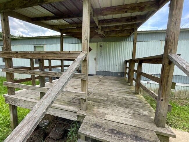 Building Photo - Country living with spacious front and backyard - 4 beds/ 2bath available now!!