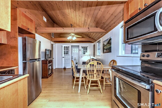 Building Photo - 10 Old Pinewood Trail