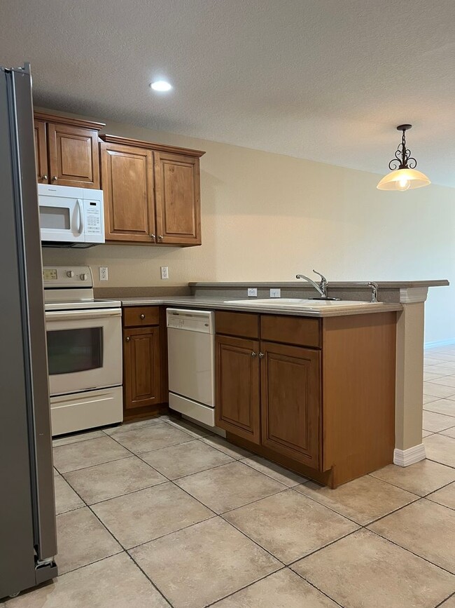 Building Photo - Gated 3/2.5 Townhouse with Garage in Altam...