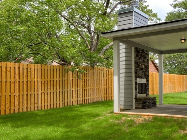 Building Photo - Centrally Located Home Sweet Home