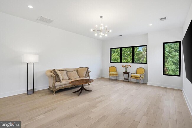 Building Photo - 1513 Oakview Dr