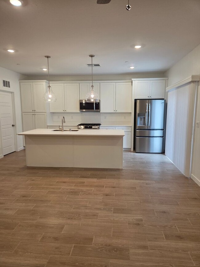 Building Photo - University Dr! Lemoore