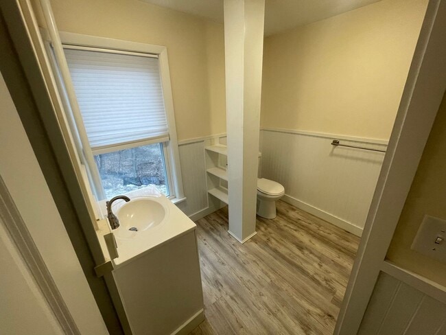 Building Photo - Spacious 3 Bedroom Unit