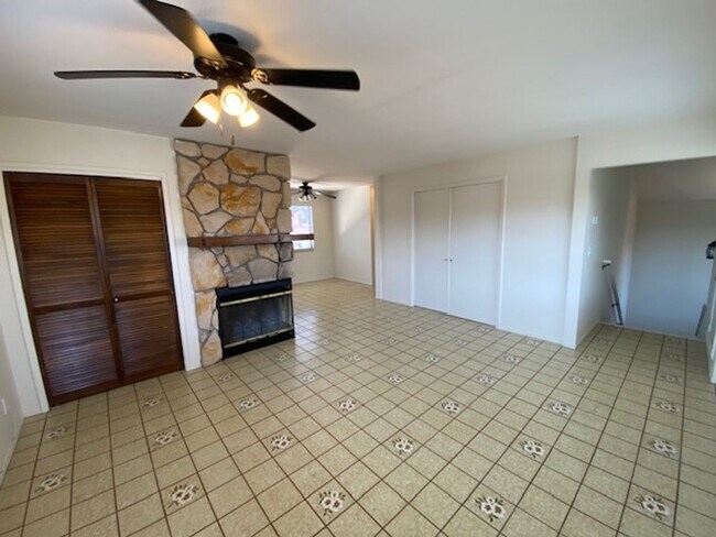 Building Photo - 739 W Franklin St