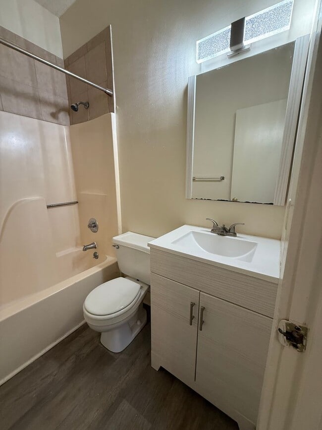 Building Photo - Bloomfield