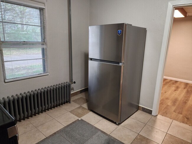 Building Photo - 1531 E 5th St