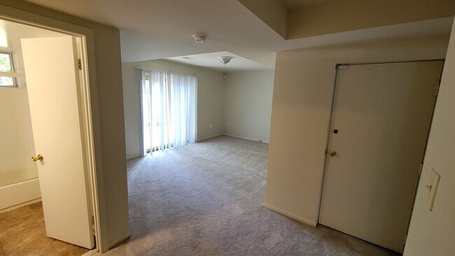 Building Photo - Spacious 4 Bed 3 Bath Home With Fully Fenced Yard In Amenity-Rich Kings Park West