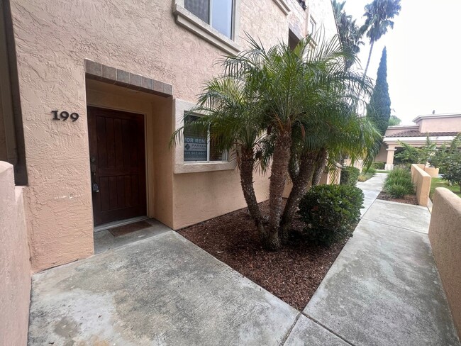 Building Photo - Large 1BR/1BA with 2 parking spots in desi...