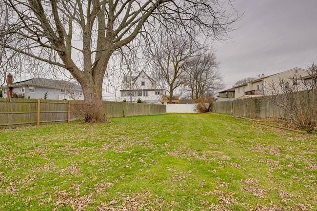 Building Photo - 1017 California Pl S