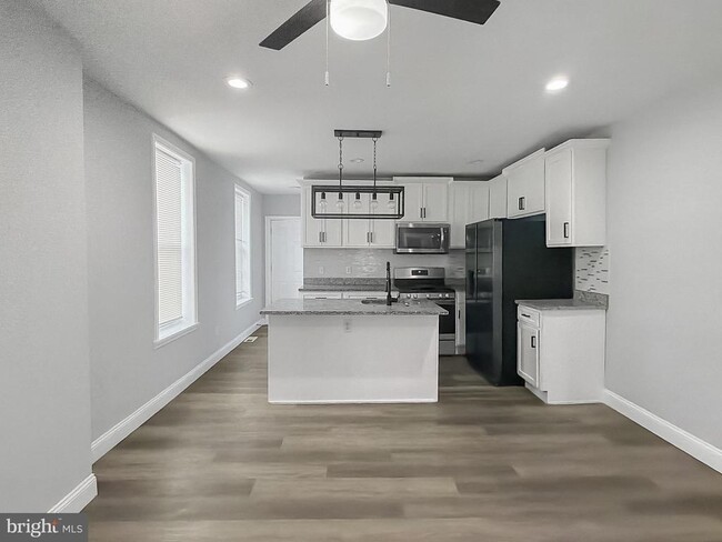 Building Photo - 733 N Linwood Ave