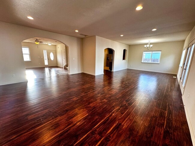 Building Photo - Spacious 3-4 Bedroom Home with Low Mainten...