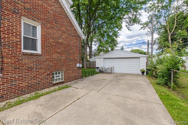 Building Photo - 122 W Houstonia Ave