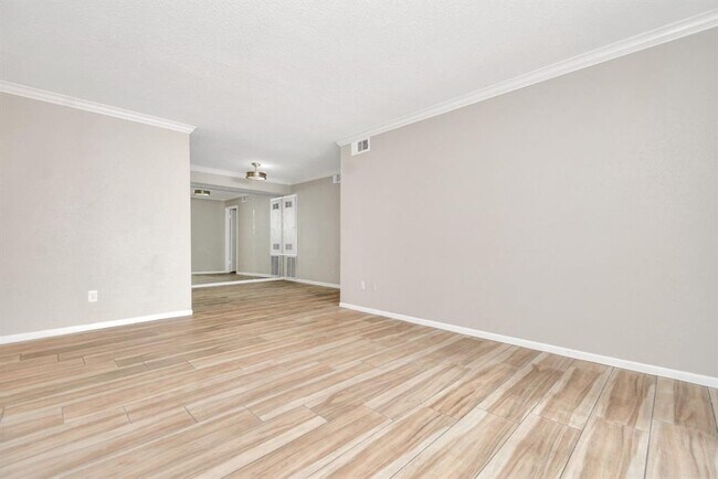 Building Photo - 2744 Briarhurst Dr