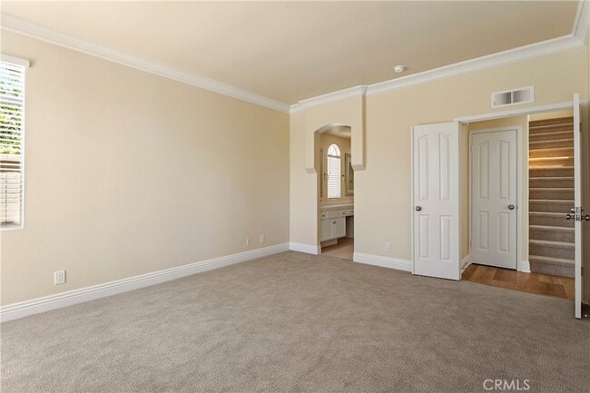 Building Photo - 11 Reina