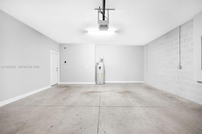 Building Photo - 964 Banyan Dr