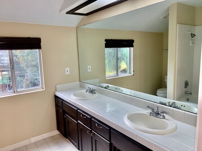 Building Photo - Beautifully Updated 4/2.5 near Woodward Park
