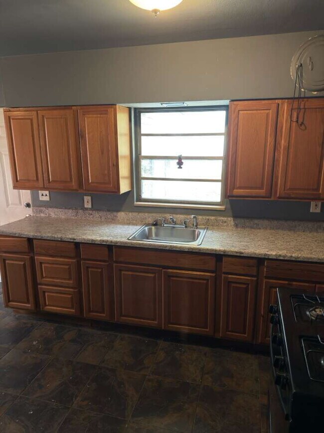 Building Photo - 5998 Bermuda Dr