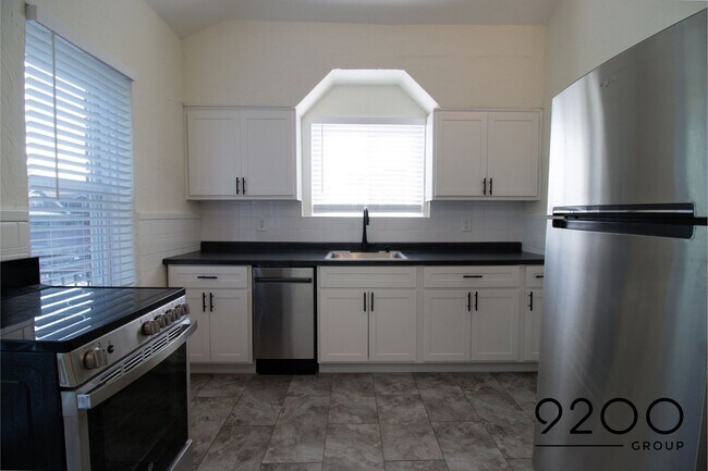 Building Photo - 1 Bed / 1 Bath- NEWLY RENOVATED APARTMENT ...
