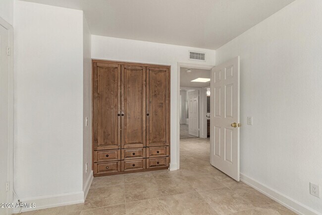 Building Photo - 10627 E Fanfol Ln