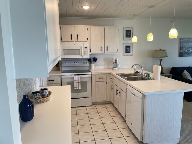 Kitchen - 4501 S Atlantic Ave