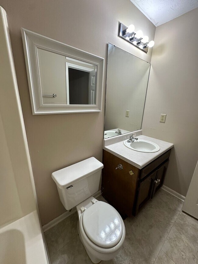 Building Photo - 5807 Woodgate Cir