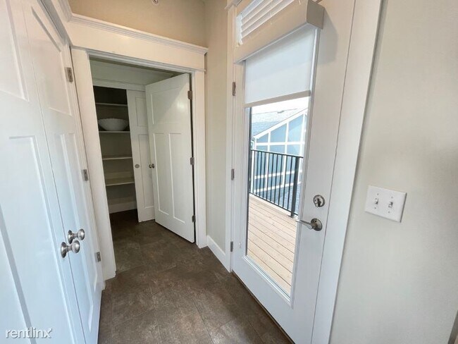 Building Photo - 3 br, 2.5 bath Townhome - 13174 Lincoln Rd