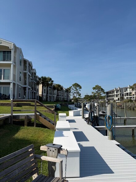 Building Photo - 104 Yacht Club Ln