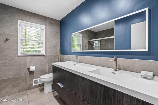 Building Photo - 14 Darien Dr