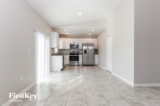 Building Photo - 1810 SW Effland Ave