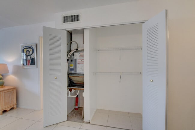 Building Photo - 550 SW 2nd Ave