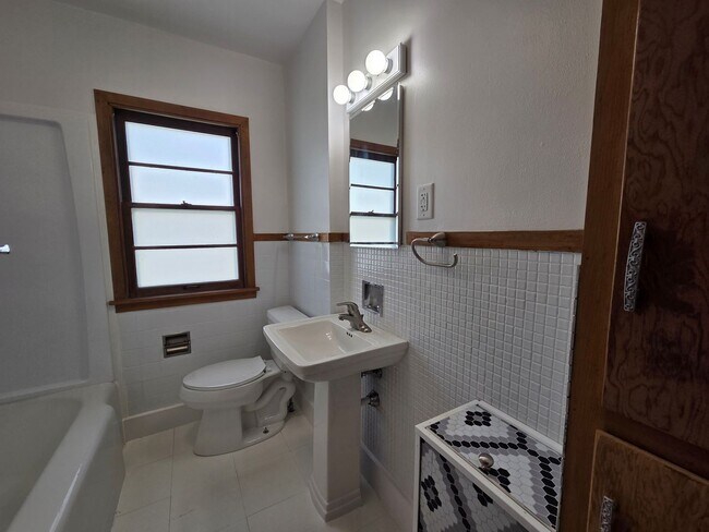 Building Photo - 4 Bedroom remodeled House Cedar Falls