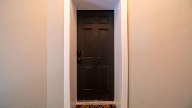 Building Photo - Stunning 3-Bedroom, 2-Bath Gem with In-Unit Washer/Dryer! Discover Uptown Living.