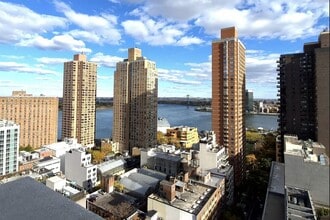 Building Photo - 400 E 90th St