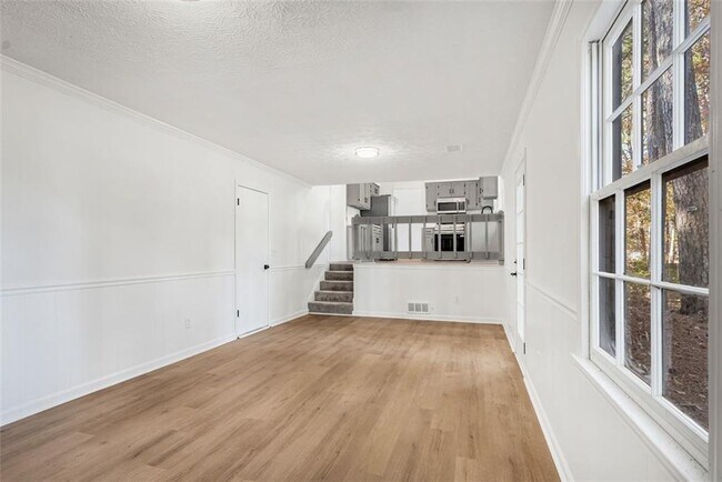 Building Photo - 444 Wellington Way