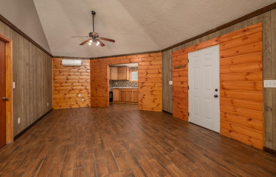 Building Photo - 704 Roundhouse Rd