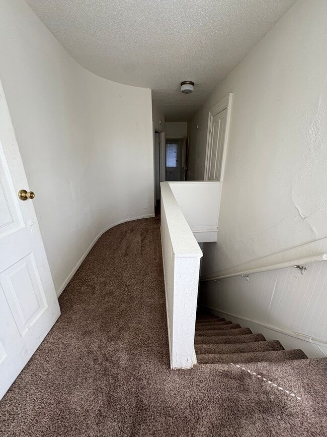 Building Photo - 4 Bedroom 2 Bathroom Near Campus