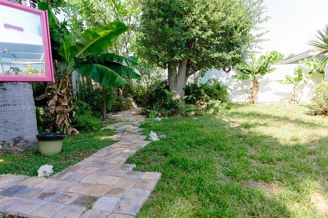 Building Photo - 809 SE 14th Dr