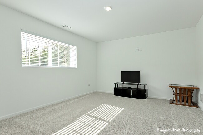 Building Photo - 1004 Neubauer Circle