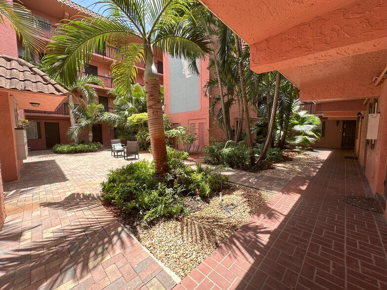 Building Photo - 670 Tennis Club Dr