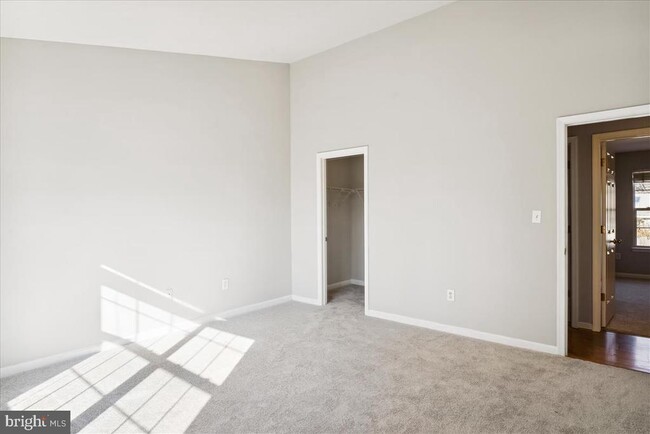 Building Photo - 102 W Deer Park Rd