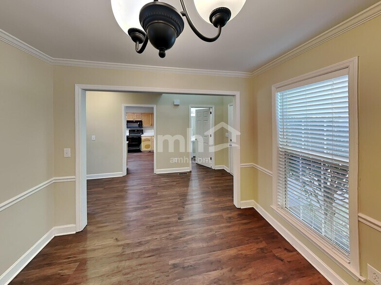 Building Photo - 2814 Sutherland Dr