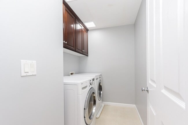 Building Photo - 3 Bed / 2.5 Bath beautiful end unit townhome with tons of upgrades. YouTube Tour!!