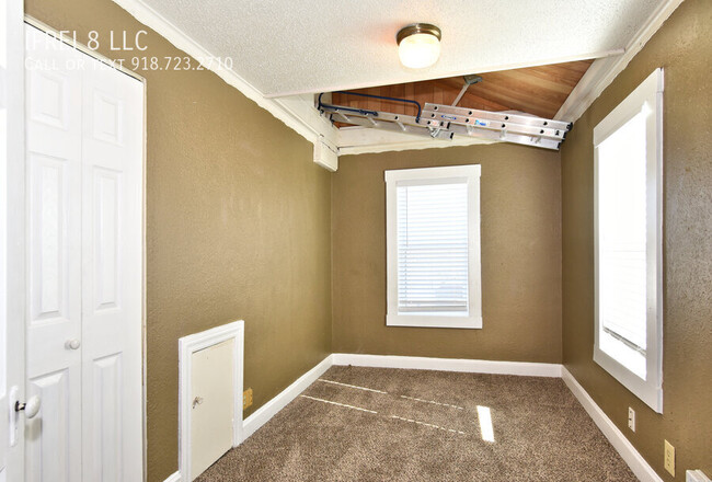 Building Photo - 3 bed one bath upstairs unit in two level ...